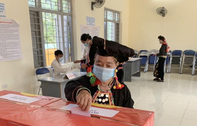 Cử tri d&acirc;n tộc Si-La tại Điện Bi&ecirc;n bỏ phiếu bầu cử. (Ảnh: Xu&acirc;n Tiến/TTXVN)
