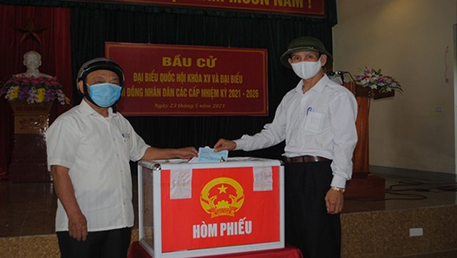 Cử tri ở tổ d&acirc;n phố T&acirc;n Qu&yacute;, Phường Thạch Qu&yacute;, TP H&agrave; Tĩnh bỏ phiếu.&nbsp; &nbsp;