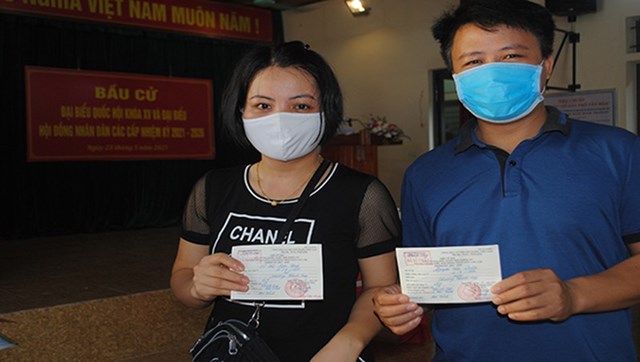 Niềm vui sau khi thực hiện nghĩa vụ cử tri của vợ chồng anh Nguyễn Văn Qu&acirc;n v&agrave; chị V&otilde; Thị Ngọc Thủy ở khối phố T&acirc;n Qu&yacute;, Phường Thạch Qu&yacute;, TP H&agrave; Tĩnh. &nbsp;