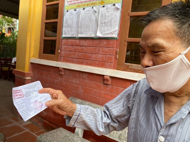 Cụ &ocirc;ng h&acirc;n hoan ho&agrave;n th&agrave;nh việc bầu cử. &nbsp;