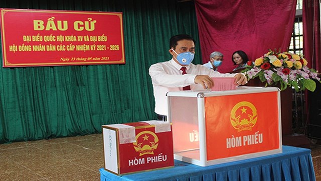 Chủ tịch UBND tỉnh H&agrave; Tĩnh, V&otilde; Trọng Hải bỏ phiếu bầu đại biểu Quốc hội kh&oacute;a XV, đại biểu HĐND c&aacute;c cấp nhiệm kỳ 2021 - 2026 tại đơn vị bầu cử số 2, tổ d&acirc;n phố 2, phường Trần Ph&uacute;, TP H&agrave; Tĩnh.&nbsp; &nbsp;