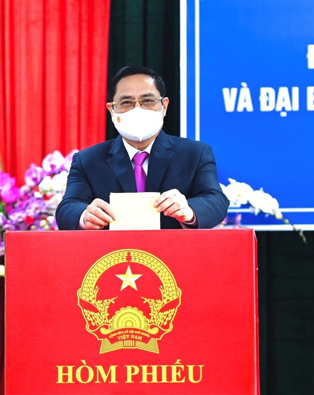 Sau nghi thức ch&agrave;o cờ, Tổ trưởng tổ bầu cử đọc lời khai mạc cuộc bỏ phiếu bầu cử đại biểu Quốc hội kh&oacute;a XV v&agrave; đại biểu HĐND c&aacute;c cấp nhiệm kỳ 2021-2026 v&agrave; phổ biến nội quy ph&ograve;ng bỏ phiếu. Ảnh: VGP/Nhật Bắc.