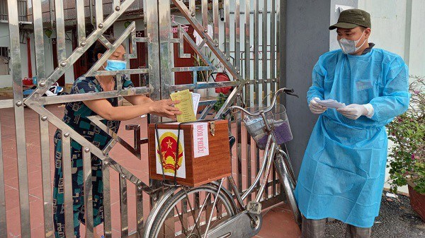 Th&agrave;nh vi&ecirc;n tổ bầu cử x&atilde; Tăng Tiến (Việt Y&ecirc;n) mang h&ograve;m phiếu đến hộ gia đ&igrave;nh để cử tri thực hiện quyền bầu cử. &nbsp;