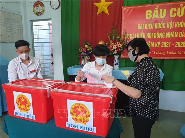 C&aacute;c cử tri bầu cử tại điểm phiếu số 10, khu phố chợ phường L&aacute;i Thi&ecirc;u, th&agrave;nh phố Thuận An (B&igrave;nh Dương). Ảnh: Huyền Trang/TTXVN &nbsp;