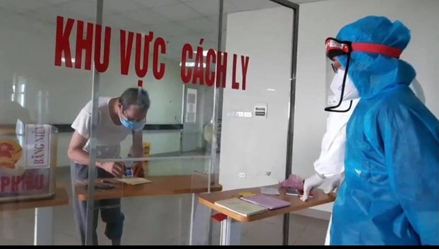 Đảm bảo cho cử tri đang c&aacute;ch ly y tế thực hiện quyền c&ocirc;ng d&acirc;n tại Bệnh viện Nhiệt đới Trung ương Cơ sở 2.