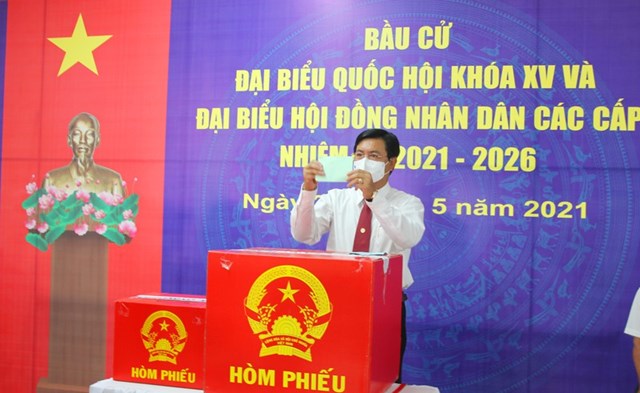 Ủy Vi&ecirc;n Ban Chấp h&agrave;nh Trung ương Đảng, B&iacute; thư Tỉnh ủy, Chủ tịch HĐND tỉnh C&agrave; Mau Nguyễn Tiến Hải tiến h&agrave;nh bỏ l&aacute; phiếu tại đơn vị bầu cử số 8, thuộc ấp Mũi (x&atilde; Đất Mũi, huyện Ngọc Hiển, tỉnh C&agrave; Mau).&nbsp; &nbsp;