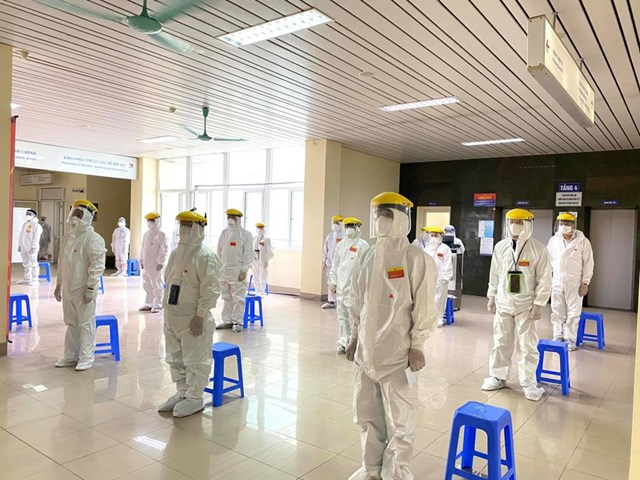 Cử tri ch&agrave;o cờ trước khi bắt đầu bỏ phiếu.