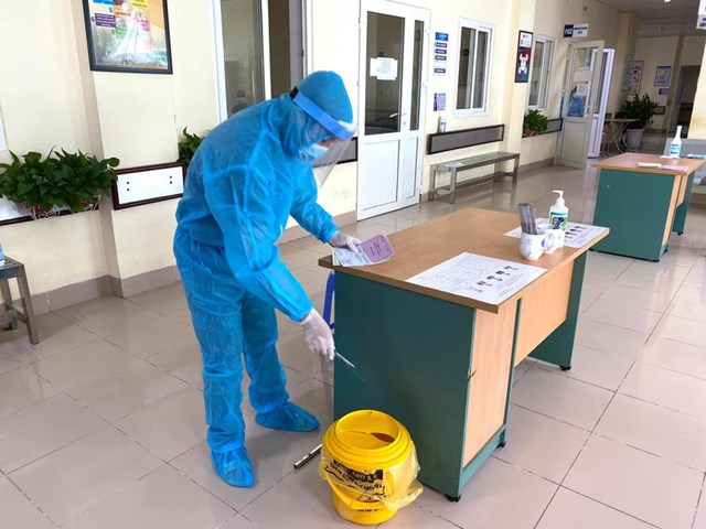Cử tri tham gia bầu cử thực hiện nghi&ecirc;m c&aacute;c quy định ph&ograve;ng dịch.&nbsp;