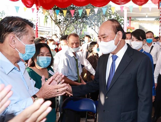 Chủ tịch nước Nguyễn Xu&acirc;n Ph&uacute;c với cử tri đi bỏ phiếu tại khu vực bỏ phiếu số 041, đơn vị bầu cử số 10 thuộc thị trấn Củ Chi. Ảnh: Thống Nhất/TTXVN &nbsp;