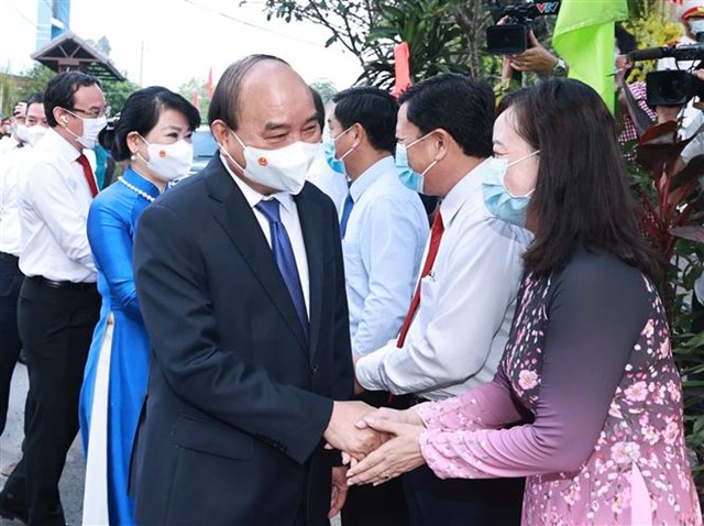 Chủ tịch nước Nguyễn Xu&acirc;n Ph&uacute;c với cử tri tại khu vực bỏ phiếu số 041, đơn vị bầu cử số 10 thuộc thị trấn Củ Chi. Ảnh: Thống Nhất/TTXVN