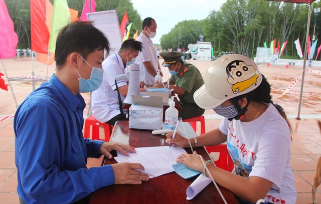 &nbsp;Cử tri được kiểm tra th&acirc;n nhiệt v&agrave; khai b&aacute;o y tế trước khi v&agrave;o điểm bỏ phiếu. &nbsp;