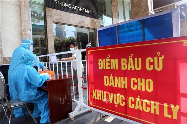 Ph&aacute;t phiếu bầu cử cho cử tri trong khu c&aacute;ch ly Chung cư F.Home, th&agrave;nh phố Đ&agrave; Nẵng. Ảnh: Trần L&ecirc; L&acirc;m/TTXVN
