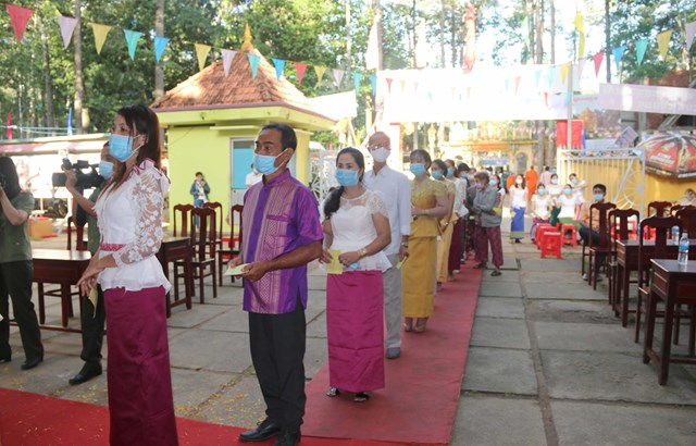 B&agrave; con Khmer đi bỏ phiếu tại Khu vực kh&oacute;m 1, phường 9, th&agrave;nh phố Tr&agrave; Vinh. (Ảnh: Ph&uacute;c Sơn/TTXVN)