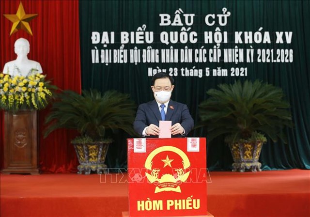 Chủ tịch Quốc hội Vương Đ&igrave;nh Huệ bỏ phiếu tại khu vực bỏ phiếu số 1, thị trấn An L&atilde;o, huyện An L&atilde;o, th&agrave;nh phố Hải Ph&ograve;ng. Ảnh: Do&atilde;n Tấn/TTXVN &nbsp;