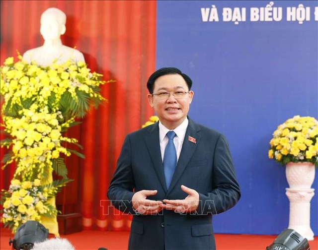Chủ tịch Quốc hội Vương Đ&igrave;nh Huệ trả lời phỏng vấn b&aacute;o ch&iacute;. Ảnh: Do&atilde;n Tấn/TTXVN &nbsp;