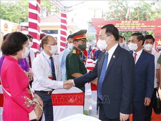 Chủ tịch Quốc hội Vương Đ&igrave;nh Huệ với c&aacute;c đại biểu. Ảnh: Do&atilde;n Tấn/TTXVN