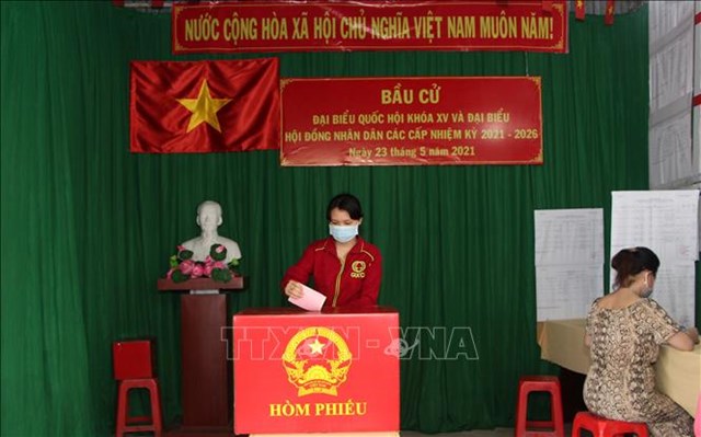 &nbsp;Cử tri x&atilde; Vĩnh Thuận T&acirc;y, huyện Vị Thủy (Hậu Giang) bỏ phiếu bầu cử. Ảnh: Hồng Th&aacute;i /TTXVN&nbsp;