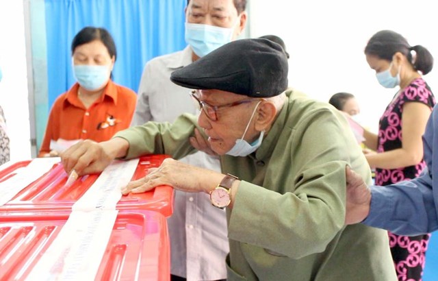 Với cụ Việt, việc chọn đại biểu l&agrave; người c&oacute; t&acirc;m để g&oacute;p phần x&acirc;y dựng Việt Nam th&agrave;nh một nước h&ugrave;ng cường