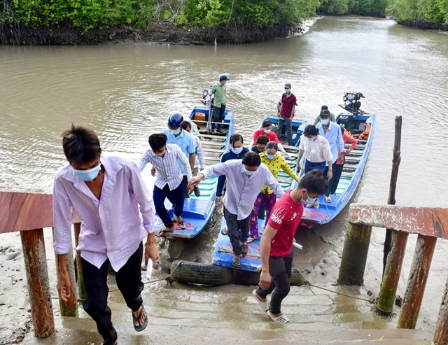Cử tri ấp Mũi (x&atilde; Đất Mũi, huyện Ngọc Hiển) n&ocirc; nức đi bầu cử từ s&aacute;ng sớm.&nbsp; &nbsp;
