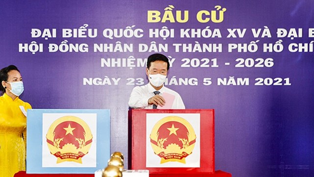 Thường trực Ban B&iacute; thư V&otilde; Văn Thưởng bỏ phiếu bầu cử.