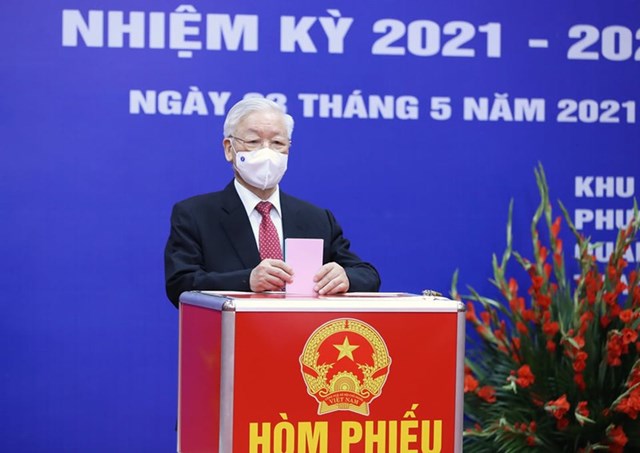 Tổng B&iacute; thư Nguyễn Ph&uacute; Trọng bỏ phiếu tại&nbsp;khu vực bỏ phiếu số 4, phường Nguyễn Du, Quận Hai B&agrave; Trưng, TP H&agrave; Nội.