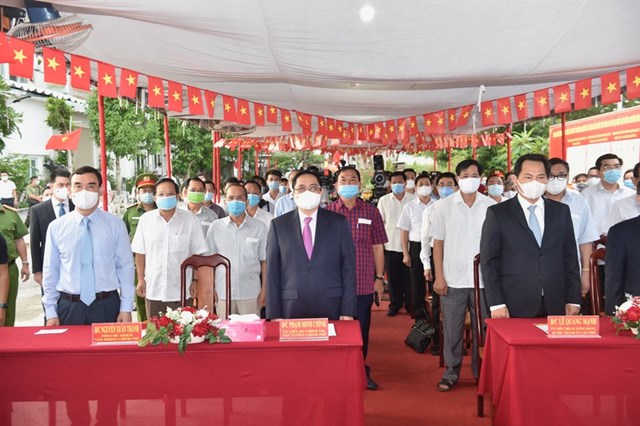 Sau nghi thức ch&agrave;o cờ, Tổ trưởng tổ bầu cử đọc lời khai mạc cuộc bỏ phiếu bầu cử đại biểu Quốc hội kh&oacute;a XV v&agrave; đại biểu HĐND c&aacute;c cấp nhiệm kỳ 2021-2026 v&agrave; phổ biến nội quy ph&ograve;ng bỏ phiếu. Ảnh: VGP/Nhật Bắc