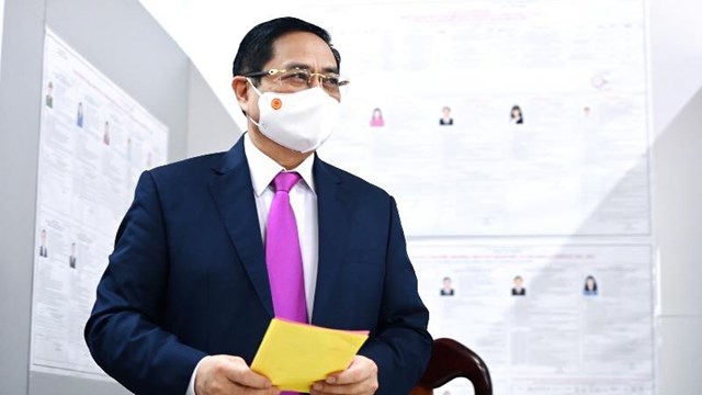 Thủ tướng Phạm Minh Ch&iacute;nh nhận phiếu bầu cử. Ảnh: VGP/Nhật Bắc