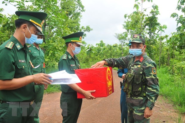 C&aacute;n bộ, chiến sỹ chốt bi&ecirc;n ph&ograve;ng, kiểm so&aacute;t dịch Covid-19 thuộc Đồn bi&ecirc;n ph&ograve;ng cửa khẩu quốc tế Hoa Lư bỏ phiếu, thực hiện quyền cử tri ngay tại chốt. (Ảnh: Sỹ Tuy&ecirc;n/TTXVN) &nbsp;