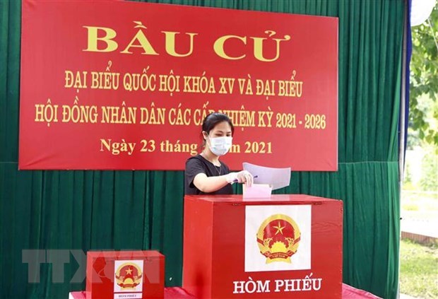 Cử tri tại khu c&aacute;ch ly bỏ phiếu bầu cử tại địa điểm bỏ phiếu Trung đo&agrave;n 834 Vĩnh Ph&uacute;c. (Ảnh: Ho&agrave;ng H&ugrave;ng/TTXVN)
