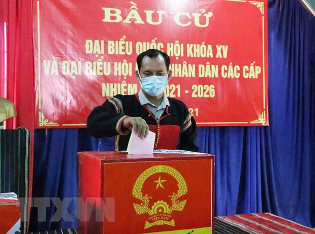 Cử tri bỏ phiếu bầu tại khu vực số 17, bu&ocirc;n Ako Dh&ocirc;ng, phường T&acirc;n Lợi, th&agrave;nh phố Bu&ocirc;n Ma Thuột, tỉnh Đắk Lắk. (Ảnh: Tuấn Anh/TTXVN) &nbsp;