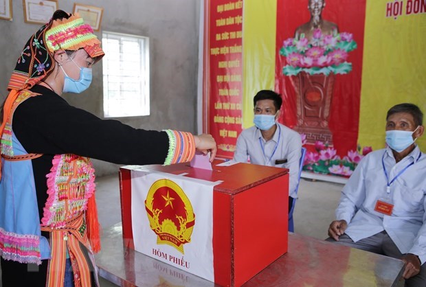 Cử tri bỏ phiếu bầu cử tại điểm bỏ phiếu số 10, bản H&ugrave;ng P&egrave;ng, x&atilde; bi&ecirc;n giới Ma Ly Pho, huyện Phong Thổ tỉnh Lai Ch&acirc;u. (Ảnh: Qu&yacute; Trung/TTXVN) &nbsp;