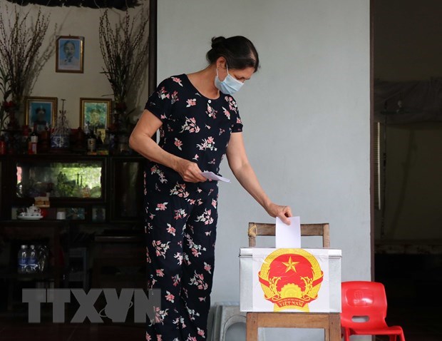 Cử tri đang c&aacute;ch ly tại nh&agrave; bầu cử bằng h&ograve;m phiếu phụ. (Ảnh: Thanh Thương/TTXVN) &nbsp;