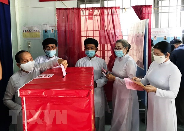 Cử tri chức sắc t&ocirc;n gi&aacute;o đạo Cao Đ&agrave;i tham gia bỏ phiếu tại điểm bỏ phiếu số 584, thuộc khu phố Long Kim, phường Long Th&agrave;nh Trung, thị x&atilde; H&ograve;a Th&agrave;nh (T&acirc;y Ninh). (Ảnh: Thanh T&acirc;n/TTXVN) &nbsp;