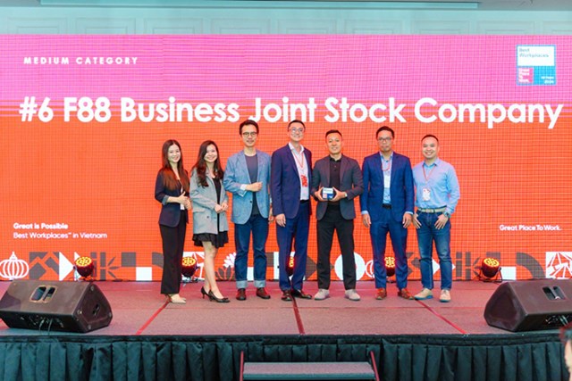 Đại diện c&ocirc;ng ty cổ phần kinh doanh F88 nhận chứng nhận nơi l&agrave;m việc xuất sắc Nơi l&agrave;m việc xuất sắc h&agrave;ng đầu Việt Nam năm 2024