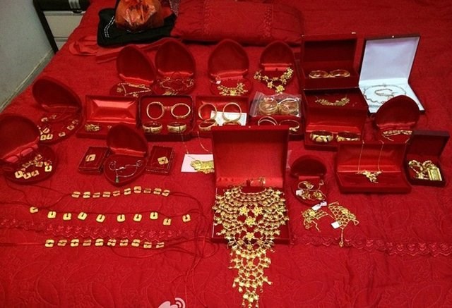 Của hồi m&ocirc;n cho con g&aacute;i của một gia đ&igrave;nh tại Ấn Độ.