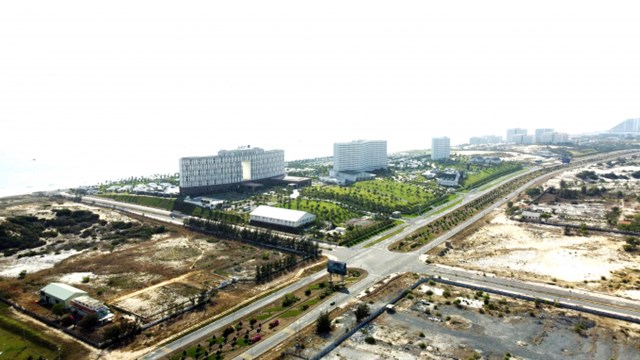 Nhiều kh&aacute;ch sạn hay dự &aacute;n sắp b&agrave;n giao tại B&atilde;i D&agrave;i (Cam Ranh &ndash; Kh&aacute;nh H&ograve;a) đang chờ đợi những t&iacute;n hiệu lạc quan từ thị trường du lịch. (Ảnh B.T)