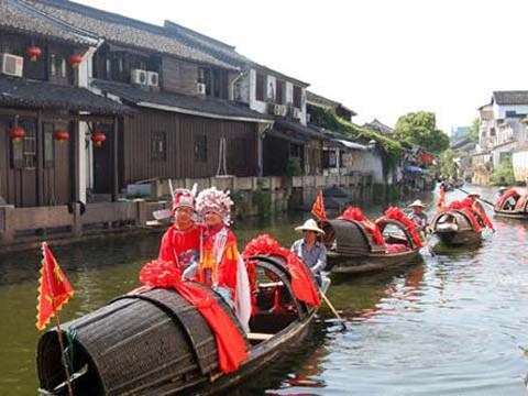 Tập tục k&#236; lạ khắp năm ch&#226;u: N&#224;ng d&#226;u bị nh&#224; mẹ đẻ... n&#233;m thẳng sang nh&#224; trai - Ảnh 2