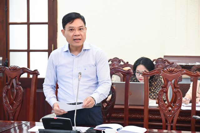 Ch&aacute;nh Văn ph&ograve;ng Bộ Nguyễn Quốc Ho&agrave;n b&aacute;o c&aacute;o tại buổi họp