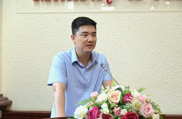 B&aacute;o c&aacute;o vi&ecirc;n Hội nghị - Đồng ch&iacute; Trần Việt H&ugrave;ng, Ph&oacute; Vụ trưởng Vụ Tổng hợp c&aacute;n bộ, Ban Tổ chức Trung ương tr&igrave;nh b&agrave;y tại Hội nghị