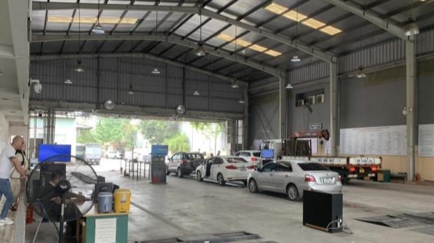 Theo t&iacute;nh to&aacute;n của Cục Đăng kiểm Việt Nam, với quy định tự động gi&atilde;n chu kỳ kiểm định với xe c&aacute; nh&acirc;n dưới 9 chỗ khi &aacute;p dụng sẽ gi&uacute;p thời gian giải quyết được hết t&igrave;nh trạng &ugrave;n tắc trong khoảng hơn 1 th&aacute;ng. Ảnh: B&aacute;o Giao th&ocirc;ng