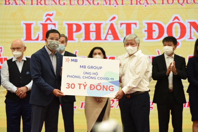 &Ocirc;ng Lưu Trung Thái &ndash; Phó Chủ tịch HĐQT, T&ocirc;̉ng giám đ&ocirc;́c MB đại di&ecirc;̣n MB Group trao tặng s&ocirc;́ ti&ecirc;̀n 30 tỷ đ&ocirc;̀ng cho UB MTTQVN.&nbsp;
