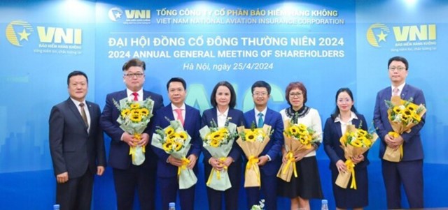 &Ocirc;ng L&ecirc; Tuấn Dũng (thứ ba từ b&ecirc;n tr&aacute;i) v&agrave; c&aacute;c th&agrave;nh vi&ecirc;n trong HĐQT.