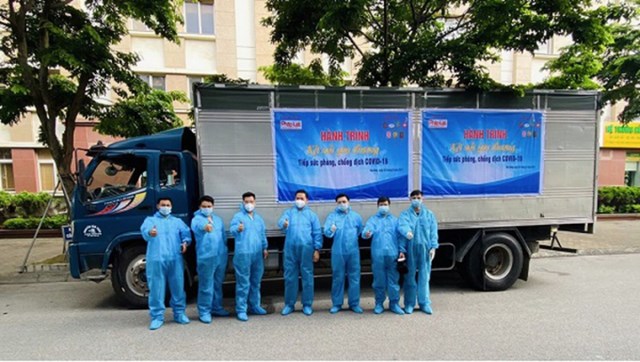 Th&agrave;nh vi&ecirc;n đo&agrave;n thiện nguyện đều nghi&ecirc;m t&uacute;c thực hiện 5K, đảm bảo an to&agrave;n cho chuyến đi