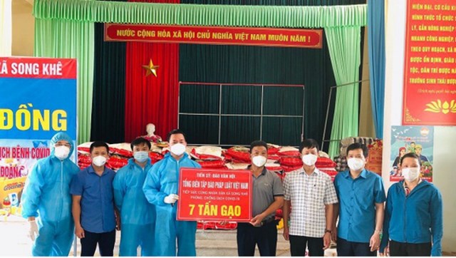 Nh&agrave; b&aacute;o Vũ Đ&igrave;nh Tiến &ndash; Trưởng văn ph&ograve;ng đại diện B&aacute;o Ph&aacute;p luật Việt Nam khu vực ph&iacute;a Bắc thay mặt cho TS. Đ&agrave;o Văn Hội - Tổng Bi&ecirc;n tập B&aacute;o Ph&aacute;p luật Việt Nam v&agrave; c&aacute;c nh&agrave; hảo t&acirc;m trao tặng qu&agrave; cho tỉnh Bắc Giang.