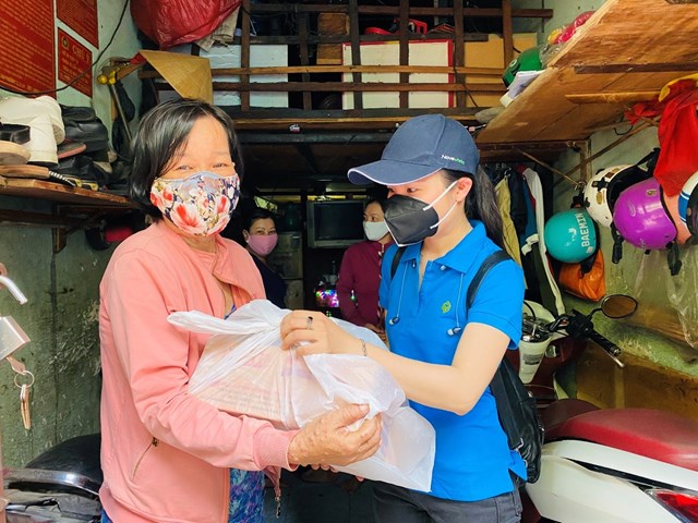 &ldquo;Đến từng ng&otilde;, g&otilde; từng nh&agrave;&rdquo; &ndash; nh&acirc;n vi&ecirc;n Novaland đến thăm tặng c&aacute;c gia đ&igrave;nh kh&oacute; khăn do ảnh hưởng covid-19 &nbsp;