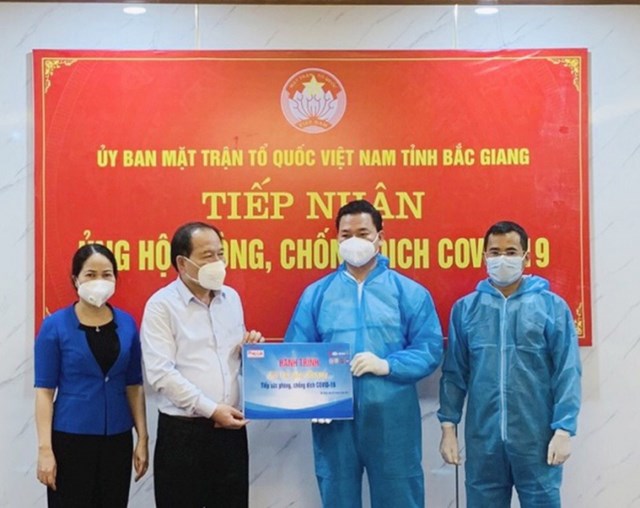 &Ocirc;ng Trần C&ocirc;ng Thắng, Chủ tịch UB MTTQ Bắc Giang nhận qu&agrave; từ đại diện b&aacute;o Ph&aacute;p luật Việt Nam.