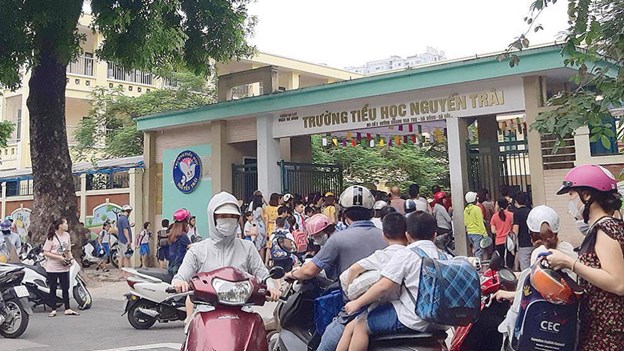 Việc đưa đ&oacute;n con đi học xa nh&agrave; trở th&agrave;nh nỗi bận t&acirc;m của nhiều gia đ&igrave;nh