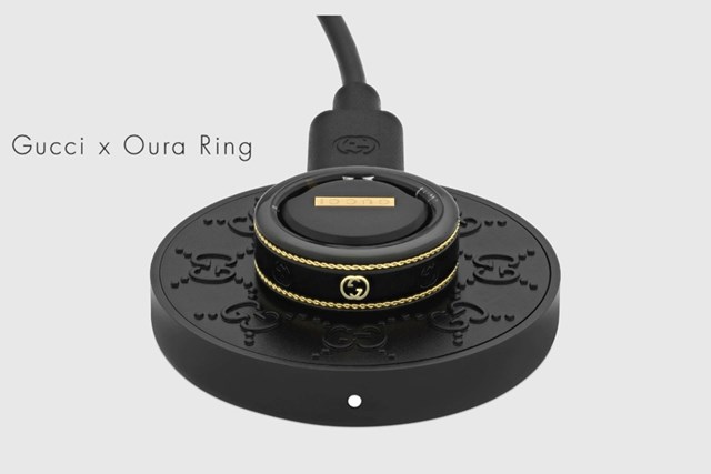 Đế sạc kh&ocirc;ng d&acirc;y của Gucci x Oura Ring.