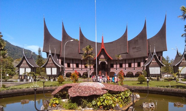 Ng&ocirc;i nh&agrave; truyền thống của người Minangkabau với t&ecirc;n gọi Rumah Gadang sở hữu kết cấu đặc biệt. M&aacute;i nh&agrave; được l&agrave;m từ gỗ surian địa phương với cấu tr&uacute;c h&igrave;nh v&ograve;m, cong v&uacute;t như chiếc sừng tr&acirc;u.