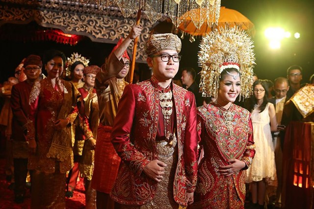 Mọi nghi thức, lễ hội quan trọng đều do phụ nữ chủ tr&igrave; như lễ nhậm chức l&atilde;nh đạo trong gia tộc, đ&aacute;m cưới, thu hoạch m&ugrave;a m&agrave;ng&hellip; Đ&aacute;m cưới của c&aacute;c cặp đ&ocirc;i Minangkabau được tổ chức, trang ho&agrave;ng lộng lẫy với lễ phục truyền thống.